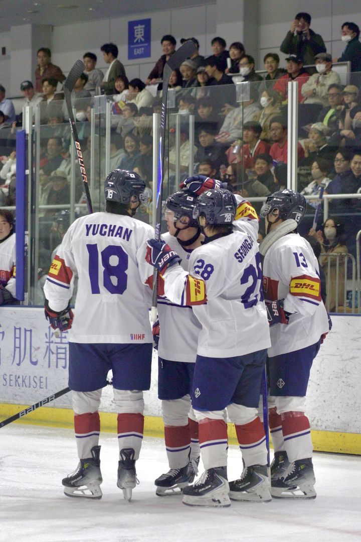 [서울=뉴시스] 남자 아이스하키 대표팀, 일본과의 아시아 아이스하키 클래식 2026 2차전에서 2-6 패배. (사진=대한아이스하키협회 제공) *재판매 및 DB 금지