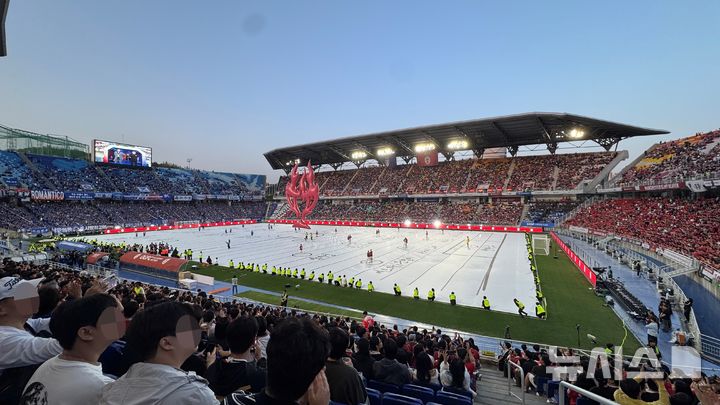 [수원=뉴시스] 윤정민 기자 = 19일 오후 수원월드컵경기장에 'OGFC(더 오리지널 FC) 대 수원 삼성 레전드' 경기를 보기 위한 축구팬들이 모여 있다. 2026.04.19. alpaca@newsis.com