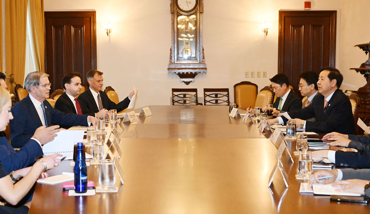 [워싱턴D.C.=뉴시스] 주요 20개국(G20) 재무장관회의 및 국제통화기금(IMF)/세계은행(WB) 춘계회의 참석차 미국 워싱턴D.C.를 방문 중인 구윤철 부총리 겸 재정경제부 장관이 4월 17일(현지시간) 미국 재무부에서 스콧 베선트 미국 재무장관과 면담을 하고 있다. (사진=재정경제부 제공) *재판매 및 DB 금지