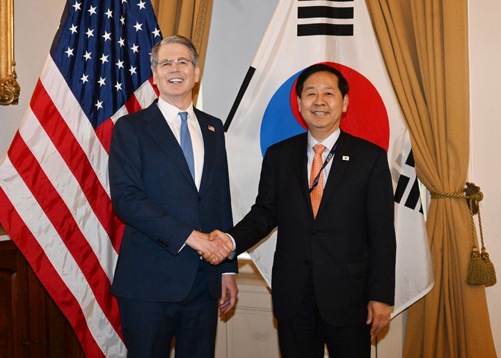 [워싱턴D.C.=뉴시스]주요 20개국(G20) 재무장관회의 및 국제통화기금(IMF)/세계은행(WB) 춘계회의 참석차 미국 워싱턴D.C.를 방문 중인 구윤철 부총리 겸 재정경제부 장관이 4월 17일(현지시간) 미국 재무부에서 스콧 베선트 미국 재무장관과 면담에 앞서 악수하며 기념사진을 찍고 있다. (사진=재정경제부 제공) *재판매 및 DB 금지