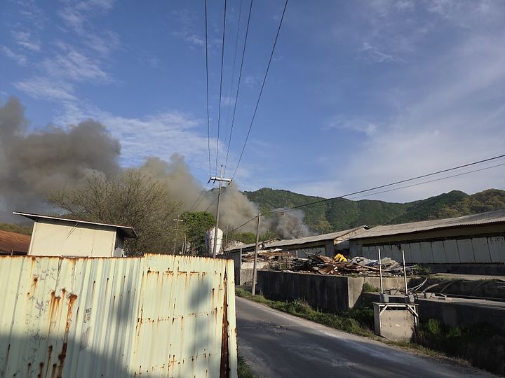[논산=뉴시스] 19일 오후 5시9분께 충남 논산시 연무읍 양지리의 한 돼지농장에서 불이 나 검회색 연기가 하늘로 솟아 오르고 있다. (사진=논산소방서 제공) 2026.04.19. photo@newsis.com *재판매 및 DB 금지