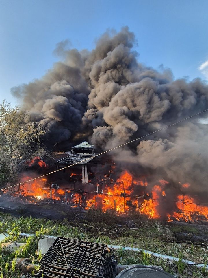 [논산=뉴시스] 19일 오후 5시42분께 충남 논산시 연산면 청동리 연산중학교 옆 자동차 정비소에서 불이 나 다량의 연기와 불길이 발생하고 있다. (사진=논산소방서 제공) 2026.04.19. photo@newsis.com *재판매 및 DB 금지