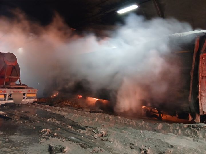 ﻿19일 오후 7시43분께 충북 충주시 산척면 평택제천고속도로 상행선 평택방향 천등산 3터널에서 벌크시멘트트레일러(BCT)가 앞서가던 27t 화물차를 추돌하면서 발생한 화재를 소방대원들이 진화하고 있다.(충주소방서 제공) *재판매 및 DB 금지