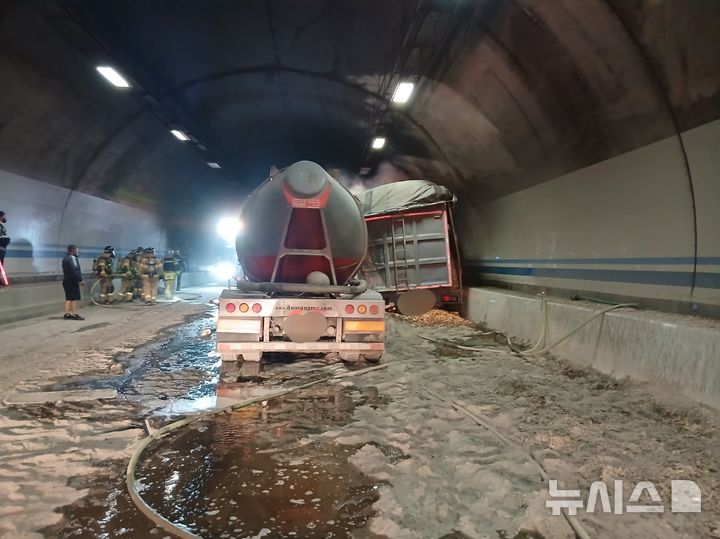 [충주=뉴시스] 경찰청은 최근 화물차 교통사망사고가 증가함에 따라 관계기관 합동 단속과 취약 시간대 예방 순찰을 강화한다고 30일 밝혔다. 사진은 지난 19일 오후 7시43분께 충북 충주시 산척면의 평택제천고속도로 상행선 천등산3터널 내부에서 벌크시멘트트레일러(BCT)가 앞서가던 27t 화물차를 들이받은 모습.(사진= 충주소방서 제공) 2026.04.19. photo@newsis.com *재판매 및 DB 금지