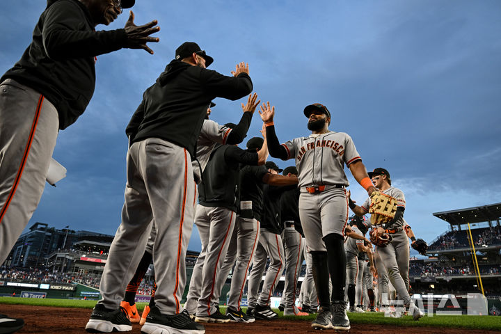 [워싱턴=AP/뉴시스] 18일(현지시간) 워싱턴에서 열린 야구 경기에서 샌프란시스코 자이언츠 선수들이 워싱턴 내셔널스를 꺾은 후 서로 축하 인사를 나누고 있다. 2026.04.19.