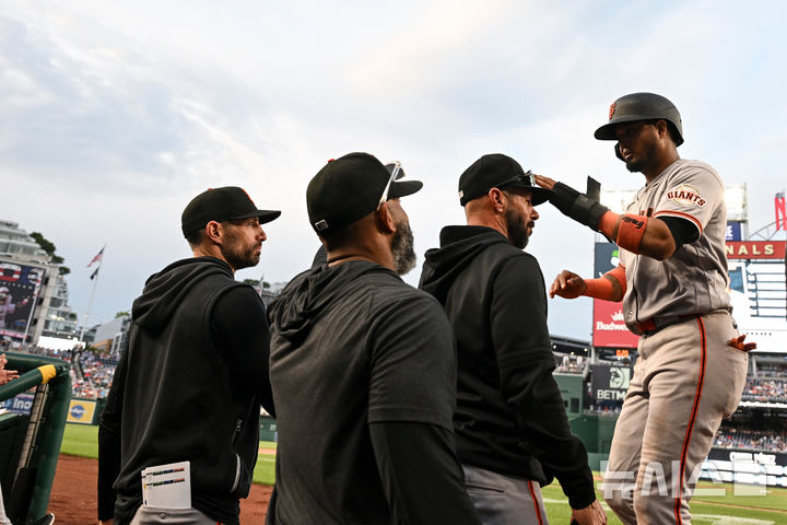 [워싱턴=AP/뉴시스] 18일(현지시간) 미국 워싱턴의 내셔널스 파크에서 열린 2026 메이저리그 워싱턴 내셔널스와의 경기에서 12회말 샌프란시스코 자이언츠의 루이스 아라에즈(오른쪽)가 맷 채프먼이 친 안타로 득점한 후 코치진과 팀 동료들의 축하를 받고 있다. 2026.04.19.