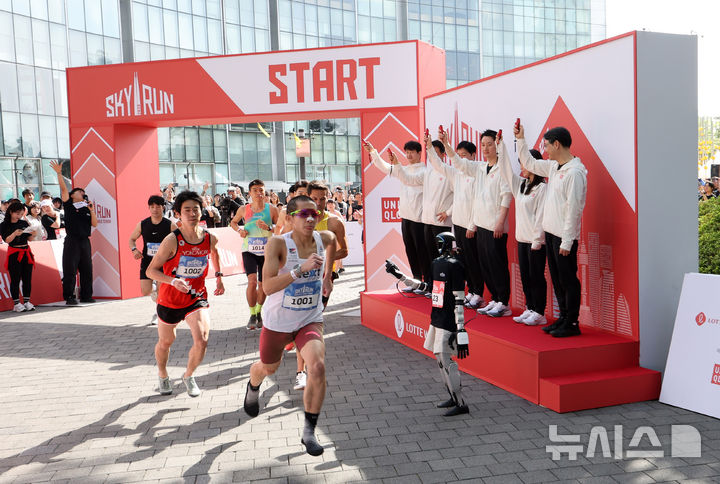 [서울=뉴시스] 배훈식 기자 = 2026 롯데월드타워 스카이런이 열린 19일 오전 서울 송파구 롯데월드타워 아레나광장에서 엘리트 부문 참가자들이 출발하고 있다. 2026.04.19. dahora83@newsis.com