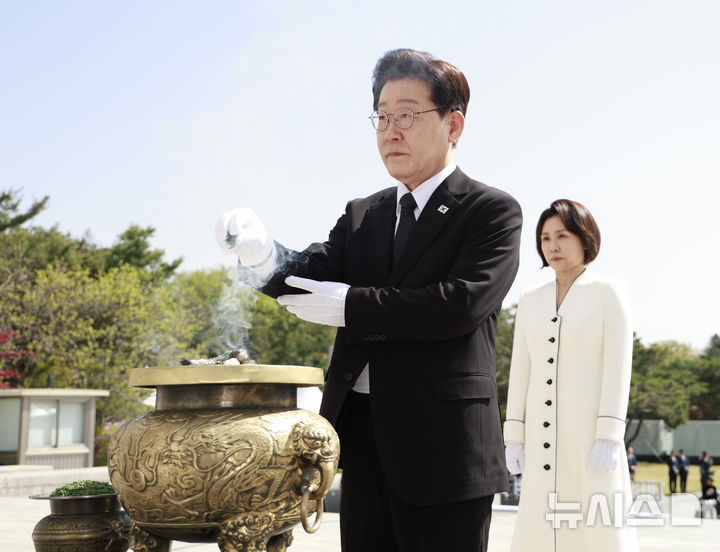 [서울=뉴시스] 최동준 기자 = 이재명 대통령이 19일 서울 강북구 국립4·19민주묘지에서 열린 제66주년 4·19 혁명 기념식에서 헌화 후 분향하고 있다. 2026.04.19. photocdj@newsis.com