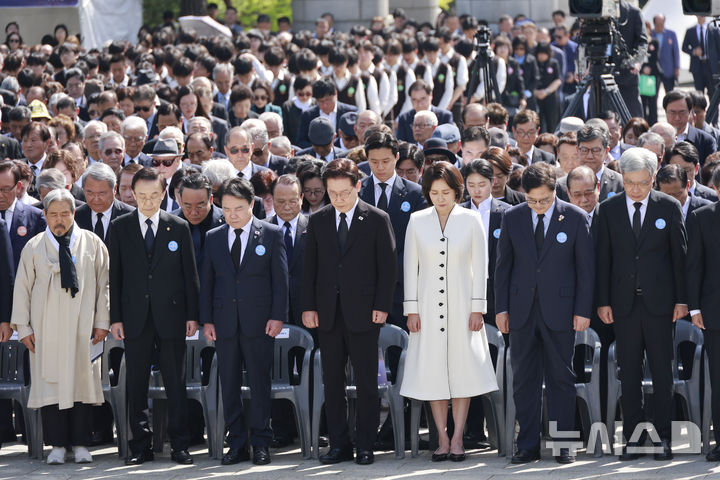 [서울=뉴시스] 최동준 기자 = 이재명 대통령과 김혜경 여사가 19일 서울 강북구 국립4·19민주묘지에서 열린 제66주년 4·19 혁명 기념식에서 국민의례를 하고 있다. 2026.04.19. photocdj@newsis.com