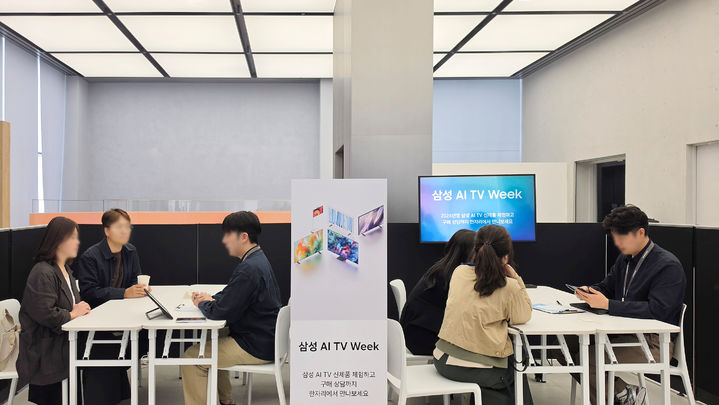 [서울=뉴시스] 김선웅 기자 = 삼성전자가 일반 고객들을 대상으로 한 2026년형 TV, 오디오 신제품 체험행사 '삼성 AI TV 위크'를 진행했다고 19일 밝혔다. 일반 고객과 B2B 거래선 등 현장을 찾은 방문객들은 신제품 체험존에서 '마이크로 RGB', 'OLED' 등 프리미엄 TV 라인업부터 이동형 스크린 '무빙스타일', 라이프스타일 TV '더 프레임', 와이파이 스피커 '뮤직 스튜디오 5·7' 등 소비자 라이프스타일에 맞춰 다양하게 활용 가능한 삼성 TV 및 사운드 디바이스 신제품 라인업을 체험했다. (사진=삼성전자 제공) 2026.04.19. photo@newsis.com *재판매 및 DB 금지