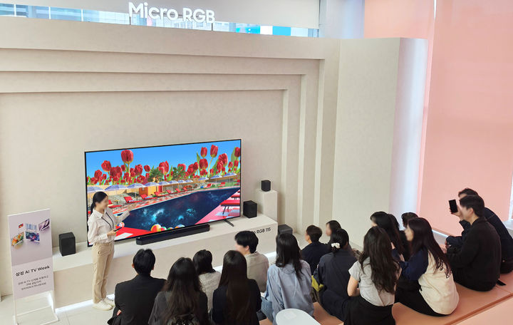 [서울=뉴시스] 김선웅 기자 = 삼성전자가 일반 고객들을 대상으로 한 2026년형 TV, 오디오 신제품 체험행사 '삼성 AI TV 위크'를 진행했다고 19일 밝혔다. 일반 고객과 B2B 거래선 등 현장을 찾은 방문객들은 신제품 체험존에서 '마이크로 RGB', 'OLED' 등 프리미엄 TV 라인업부터 이동형 스크린 '무빙스타일', 라이프스타일 TV '더 프레임', 와이파이 스피커 '뮤직 스튜디오 5·7' 등 소비자 라이프스타일에 맞춰 다양하게 활용 가능한 삼성 TV 및 사운드 디바이스 신제품 라인업을 체험했다. (사진=삼성전자 제공) 2026.04.19. photo@newsis.com *재판매 및 DB 금지