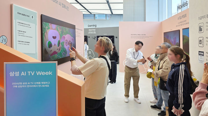 [서울=뉴시스] 김선웅 기자 = 삼성전자가 일반 고객들을 대상으로 한 2026년형 TV, 오디오 신제품 체험행사 '삼성 AI TV 위크'를 진행했다고 19일 밝혔다. 일반 고객과 B2B 거래선 등 현장을 찾은 방문객들은 신제품 체험존에서 '마이크로 RGB', 'OLED' 등 프리미엄 TV 라인업부터 이동형 스크린 '무빙스타일', 라이프스타일 TV '더 프레임', 와이파이 스피커 '뮤직 스튜디오 5·7' 등 소비자 라이프스타일에 맞춰 다양하게 활용 가능한 삼성 TV 및 사운드 디바이스 신제품 라인업을 체험했다. (사진=삼성전자 제공) 2026.04.19. photo@newsis.com *재판매 및 DB 금지