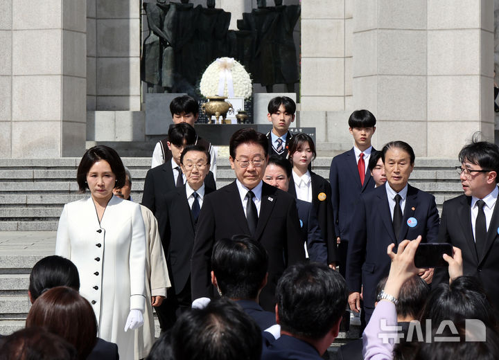 [서울=뉴시스] 최동준 기자 = 이재명 대통령과 김혜경 여사가 19일 서울 강북구 국립4·19민주묘지에서 열린 제66주년 4·19 혁명 기념식에서 헌화 후 이동하고있다. 2026.04.19. photocdj@newsis.com