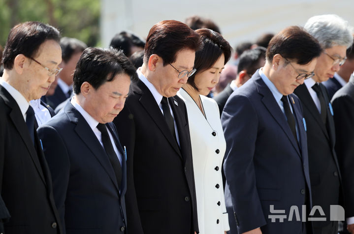 [서울=뉴시스] 최동준 기자 = 이재명 대통령과 김혜경 여사가 19일 서울 강북구 국립4·19민주묘지에서 열린 제66주년 4·19 혁명 기념식에서 묵념하고 있다. 2026.04.19. photocdj@newsis.com