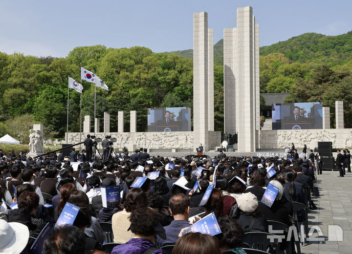 [서울=뉴시스] 최동준 기자 = 이재명 대통령이 19일 서울 강북구 국립4·19민주묘지에서 열린 제66주년 4·19 혁명 기념식에서 기념사를 하고 있다. 2026.04.19. photocdj@newsis.com
