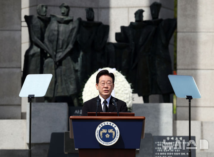 [서울=뉴시스] 최동준 기자 = 이재명 대통령이 19일 서울 강북구 국립4·19민주묘지에서 열린 제66주년 4·19 혁명 기념식에서 기념사를 하고 있다. 2026.04.19. photocdj@newsis.com