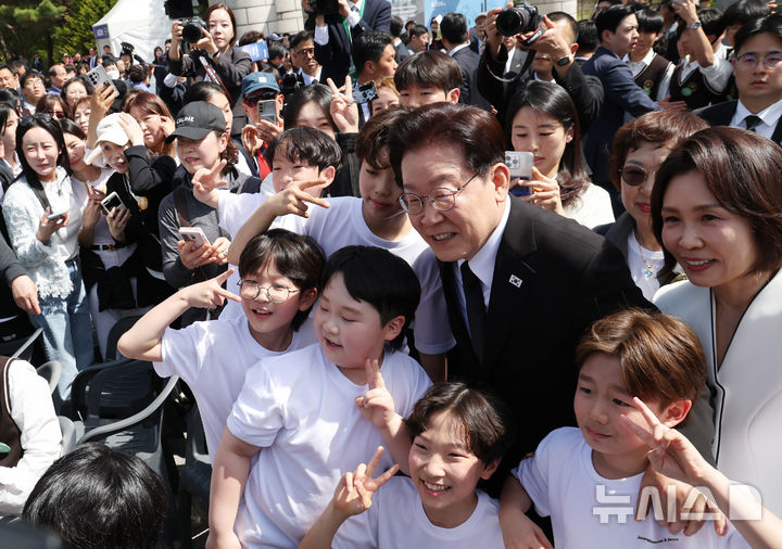 [서울=뉴시스] 최동준 기자 = 이재명 대통령과 김혜경 여사가 19일 서울 강북구 국립4·19민주묘지에서 열린 제66주년 4·19 혁명 기념식에서 어린이들과 기념촬영을 하고 있다. 2026.04.19. photocdj@newsis.com