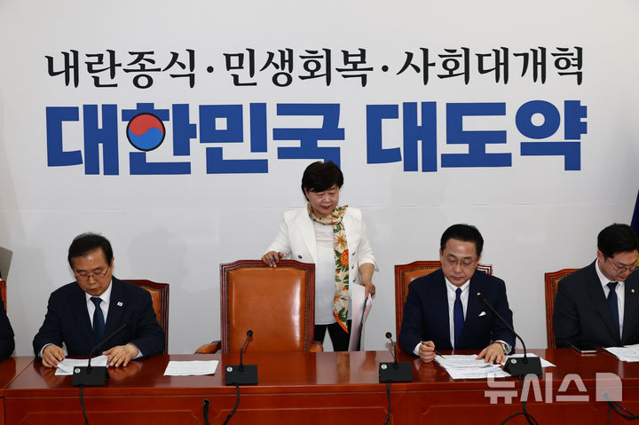 [서울=뉴시스] 김명년 기자 = 서영교 국회 윤석열 정치검찰 조작기소 국조특위원장이 19일 오전 서울 여의도 국회에서 열린 기자간담회에서 자리에 앉고 있다. 2025.04.19. kmn@newsis.com