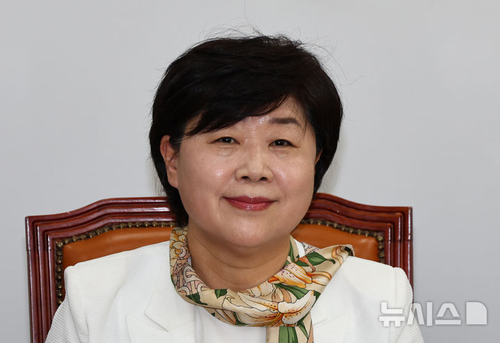 [서울=뉴시스] 김명년 기자 = 서영교 국회 윤석열 정치검찰 조작기소 국조특위원장이 19일 오전 서울 여의도 국회에서 열린 기자간담회에서 미소를 짓고 있다. 2025.04.19. kmn@newsis.com