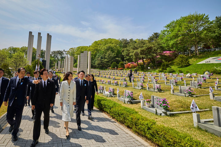 [서울=뉴시스] 최동준 기자 = 이재명 대통령과 김혜경 여사가 19일 서울 강북구 국립4·19민주묘지에서 열린 제66주년 4·19 혁명 기념식을 마친 뒤 묘역을 둘러보고 있다. (사진=청와대 제공) 2026.04.19. photo@newsis.com *재판매 및 DB 금지