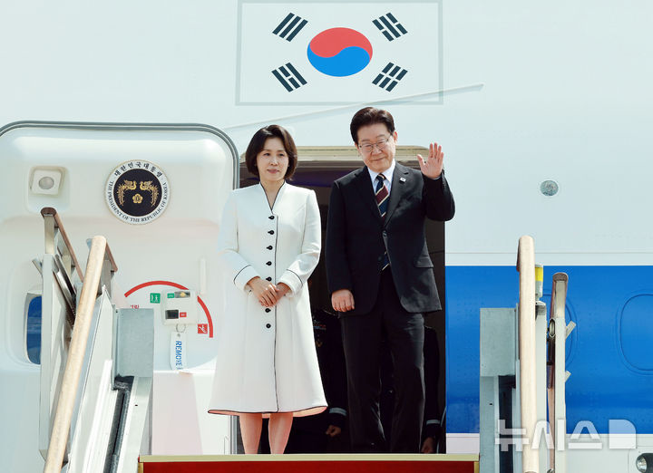 [성남=뉴시스] 고범준 기자 = 인도와 베트남을 국빈 방문하는 이재명 대통령과 김혜경 여사가 19일 경기 성남 서울공항에서 공군1호기에 올라 인사하고 있다. 2026.04.19. bjko@newsis.com