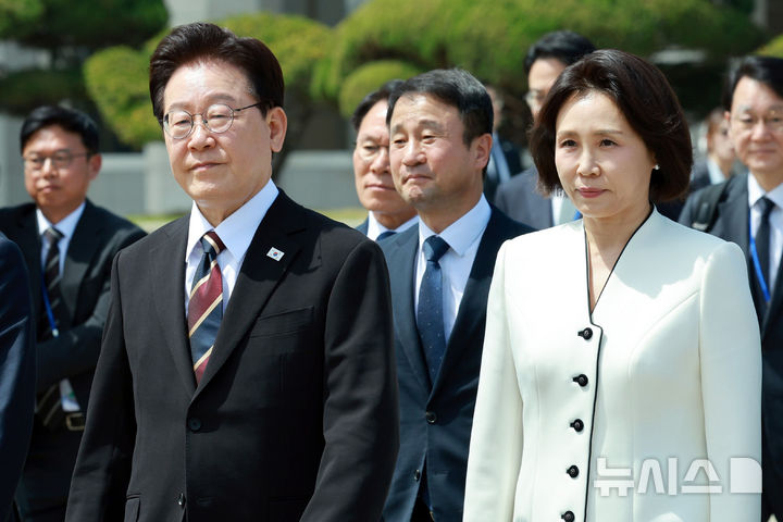 [성남=뉴시스] 고범준 기자 = 인도와 베트남을 국빈 방문하는 이재명 대통령과 김혜경 여사가 19일 경기 성남 서울공항에서 공군1호기로 향하고 있다. 2026.04.19. bjko@newsis.com