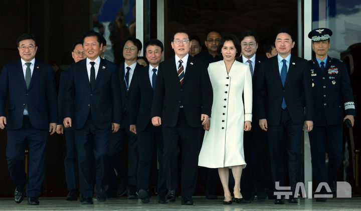 [성남=뉴시스] 고범준 기자 = 인도와 베트남을 국빈 방문하는 이재명 대통령과 김혜경 여사가 19일 경기 성남 서울공항에서 공군1호기로 향하고 있다. 2026.04.19. bjko@newsis.com