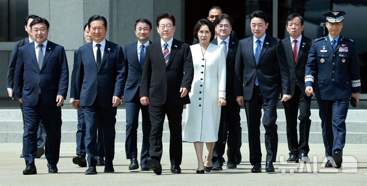 [성남=뉴시스] 고범준 기자 = 인도와 베트남을 국빈 방문하는 이재명 대통령과 김혜경 여사가 19일 경기 성남 서울공항에서 공군1호기로 향하고 있다. 2026.04.19. bjko@newsis.com
