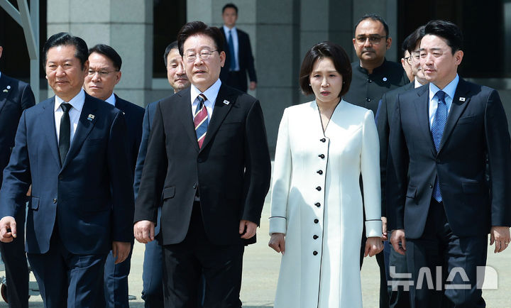 [성남=뉴시스] 고범준 기자 = 인도와 베트남을 국빈 방문하는 이재명 대통령과 김혜경 여사가 19일 경기 성남 서울공항에서 공군1호기로 향하고 있다. 2026.04.19. bjko@newsis.com