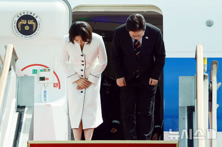 [성남=뉴시스] 고범준 기자 = 인도와 베트남을 국빈 방문하는 이재명 대통령과 김혜경 여사가 19일 경기 성남 서울공항에서 공군1호기에 올라 인사하고 있다. 2026.04.19. bjko@newsis.com