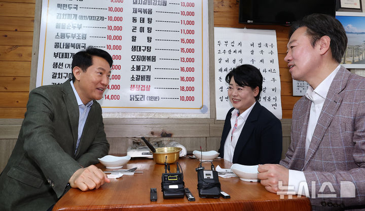 [서울=뉴시스] 배훈식 기자 = 오세훈 국민의힘 서울시장 후보가 19일 오후 서울 종로구 한 식당에서 서울시장 후보 경선을 펼친 윤희숙 전 의원, 박수민 의원과 오찬을 하고 있다. (공동취재) 2026.04.19. photo@newsis.com