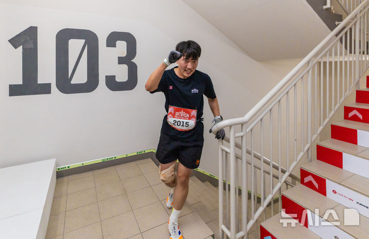 [서울=뉴시스] 배훈식 기자 = 19일 오전 서울 송파구 롯데월드타워에서 열린 '2026 롯데월드타워 스카이런' 참가자들이 계단을 오르고 있다. (공동취재) 2026.04.19. photo@newsis.com