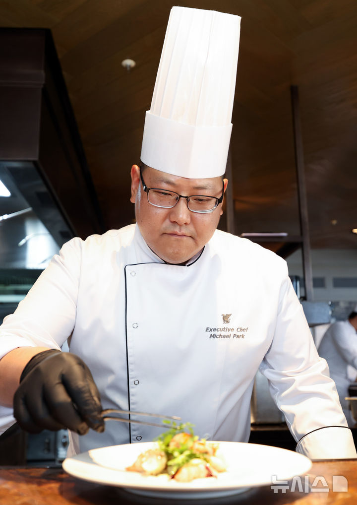 [서울=뉴시스] 최진석 기자 = 박영진 JW 메리어트 동대문 총주방장이 16일 서울 종로구 JW 메리어트 동대문 스퀘어에서 요리를 하고 있다. 2026.04. myjs@newsis.com