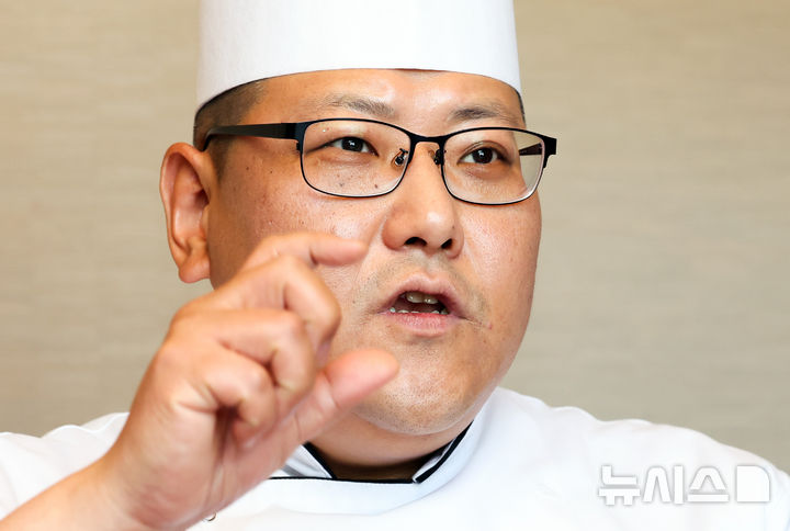 [서울=뉴시스] 최진석 기자 = 박영진 JW 메리어트 동대문 총주방장이 16일 뉴시스와 인터뷰하고 있다. 2026.04. myjs@newsis.com