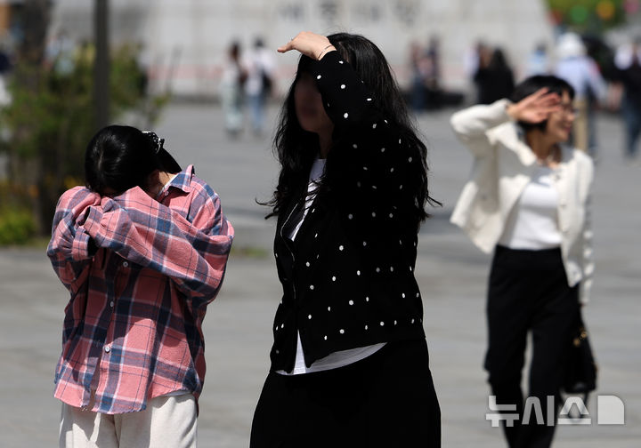 [서울=뉴시스] 김선웅 기자 = 서울 낮 최고기온이 29도를 기록하며 초여름 날씨를 보인 19일 서울 종로구 광화문광장에서 시민들이 손으로 햇볕을 가리며 길을 걷고 있다. 2026.04.19. mangusta@newsis.com