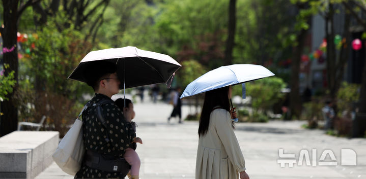 [서울=뉴시스] 김선웅 기자 = 서울 낮 최고기온이 29도를 기록하며 초여름 날씨를 보인 지난 19일 서울 종로구 광화문광장에서 . 2026.04.19. mangusta@newsis.com