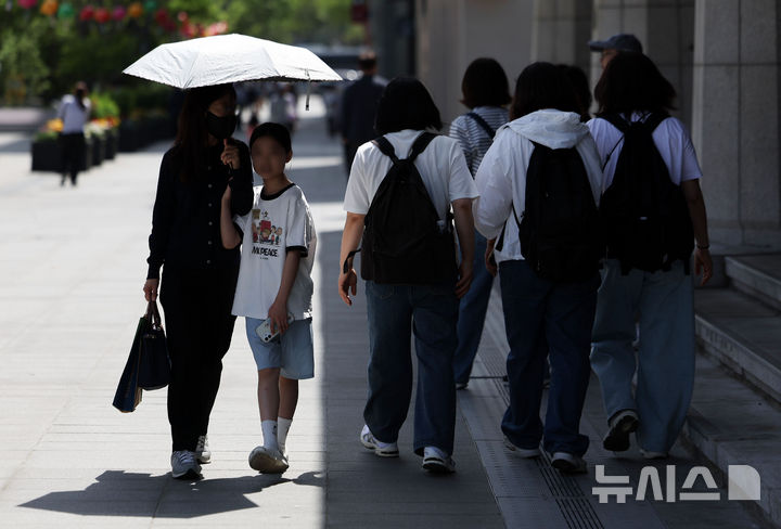 [서울=뉴시스] 김선웅 기자 = 서울 낮 최고기온이 29도를 기록하며 초여름 날씨를 보인 19일 서울 종로구 광화문광장에서 시민들이 양산과 그늘로 햇볕을 피하고 있다. 2026.04.19. mangusta@newsis.com