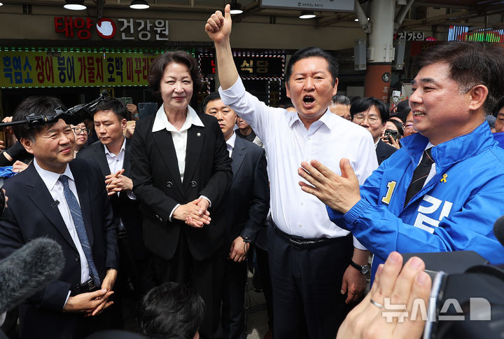 [서울=뉴시스] 김명년 기자 = 더불어민주당 정청래 대표가 추미애 경기도지사 후보, 김병욱 성남시장 후보 등과 19일 경기도 성남시 모란민속5일장을 방문해 발언하고 있다.(공동취재) 2026.04.19. photo@newsis.com