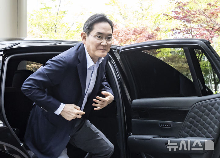 [서울=뉴시스] 김근수 기자 = 이재용 삼성전자 회장이 19일 서울 강서구 서울김포비즈니스항공센터에서 인도·베트남 순방을 위해 출국장으로 이동하고 있다. 2026.04.19. ks@newsis.com