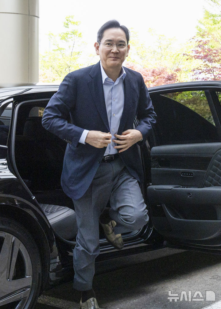 [서울=뉴시스] 김근수 기자 = 이재용 삼성전자 회장이 19일 서울 강서구 서울김포비즈니스항공센터에서 인도·베트남 순방을 위해 출국장으로 이동하고 있다. 2026.04.19. ks@newsis.com