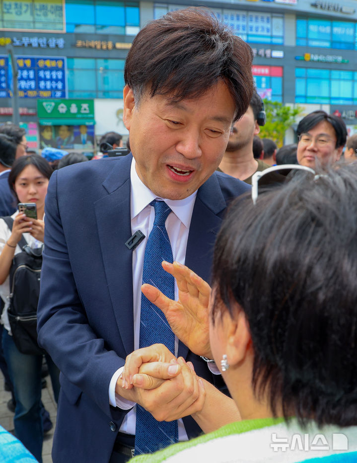 [서울=뉴시스] 김명년 기자 = 김용 전 민주연구원 부원장이 19일 오후 경기 성남시 모란민속5일장을 방문해 시민들과 인사를 나누고 있다.(공동취재) 2026.04.19. photo@newsis.com