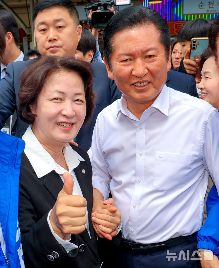 [서울=뉴시스] 김명년 기자 = 더불어민주당 추미애 경기지사 후보, 정청래 대표가 19일 오후 경기 성남시 모란민속5일장을 방문해 시민들과 인사를 나누고 있다.(공동취재) 2026.04.19. photo@newsis.com