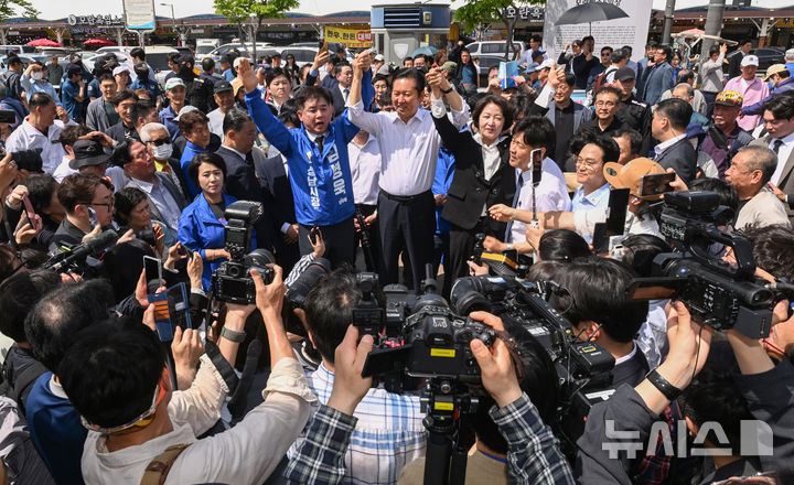 [서울=뉴시스] 김명년 기자 = 더불어민주당 추미애 경기지사 후보, 정청래 대표, 김병욱 성남시장 후보가 19일 오후 경기 성남시 모란민속5일장을 방문해 시민들과 인사를 나누고 있다.(공동취재) 2026.04.19. photo@newsis.com