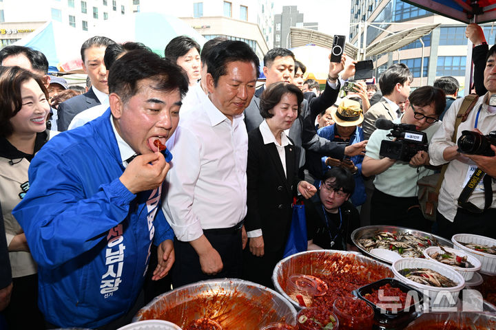 [서울=뉴시스] 김명년 기자 = 더불어민주당 추미애 경기지사 후보, 정청래 대표, 김병욱 성남시장 후보가 19일 오후 경기 성남시 모란민속5일장을 방문해 시민들과 인사를 나누고 있다.(공동취재) 2026.04.19. photo@newsis.com
