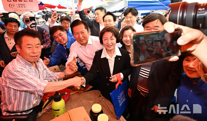 [서울=뉴시스] 김명년 기자 = 더불어민주당 추미애 경기지사 후보, 정청래 대표, 김병욱 성남시장 후보가 19일 오후 경기 성남시 모란민속5일장을 방문해 시민들과 인사를 나누고 있다.(공동취재) 2026.04.19. photo@newsis.com