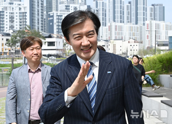 [평택=뉴시스] 김종택기자 = 조국 조국혁신당 대표가 19일 경기 평택시 고덕동 함박산 중앙공원에서 6·3 평택을 국회의원 재선거 출마 기자회견장으로 이동하고 있다. 2026.04.19. jtk@newsis.com