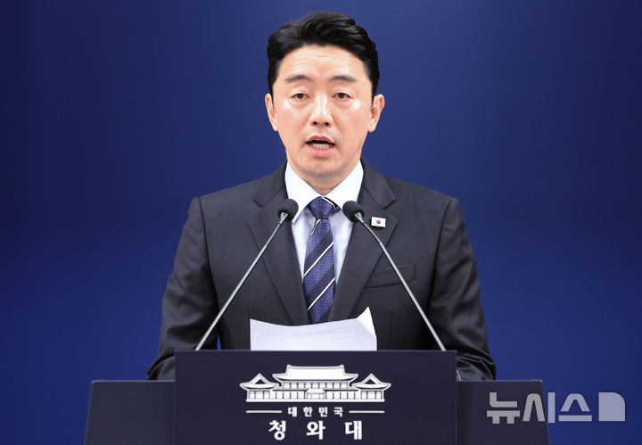[서울=뉴시스] 최동준 기자 = 강훈식 비서실장이 19일 청와대에서 국회에 특별감찰관 임명 절차 개시 재요청 관련 이재명 대통령 지시사항 브리핑을 하고 있다. 2026.04.19. photocdj@newsis.com