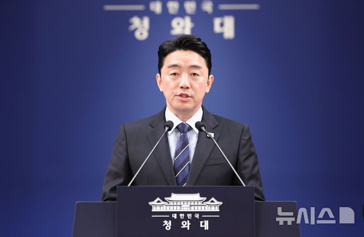 [서울=뉴시스] 최동준 기자 = 강훈식 비서실장이 19일 청와대에서 국회에 특별감찰관 임명 절차 개시 재요청 관련 이재명 대통령 지시사항 브리핑을 하고 있다. 2026.04.19. photocdj@newsis.com