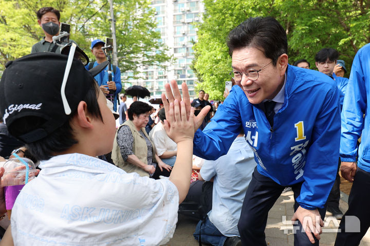 [서울=뉴시스] 권창회 기자 = 정원오 더불어민주당 서울시장 후보가 19일 서울 노원구 불암산 나비정원에서 열린 2026 불암산 철쭉제를 찾아 시민들과 인사하고 있다. 2026.04.19. kch0523@newsis.com