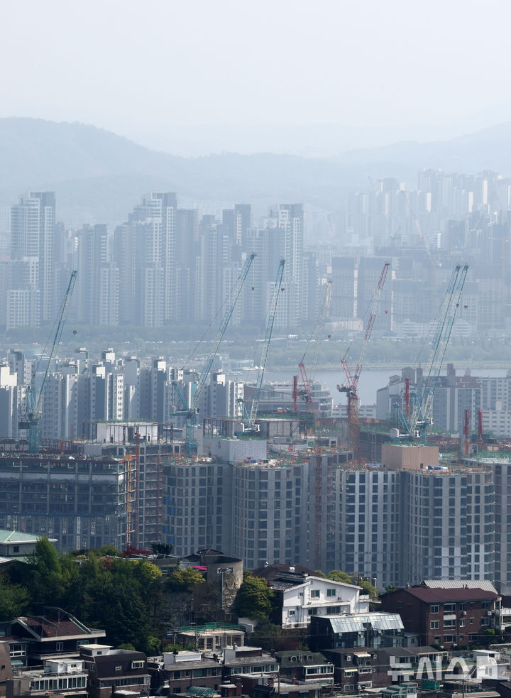 남산에서 바라본 신축 아파트 공사 현장